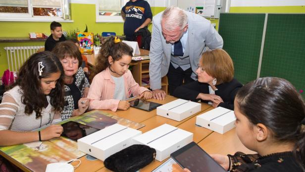 Übergabe der Tablets in der Otto-Glöckel Volksschule