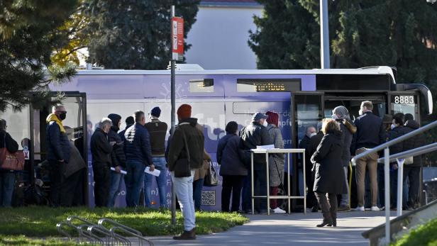 Andrang bei Impfstraßen, Kritik an "Sonntagsruhe" in manchen Ländern