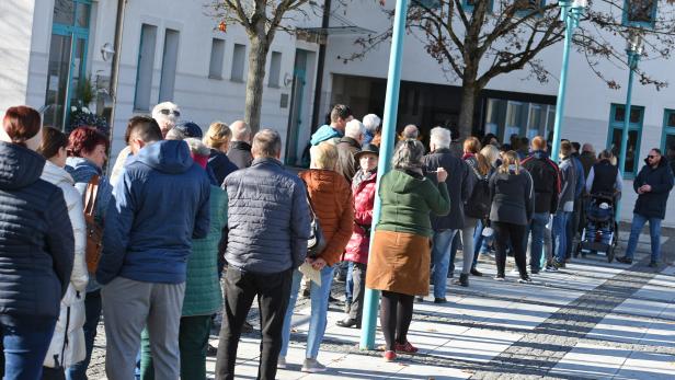 Zahlreiche Menschen warten am 7. November auf die Möglichkeit einer Impfung gegen das Coronavirus in Seewalchen, Oberösterreich. Der Polizei graut bei der Vorstellung, aus der Masse an Geimpften die Ungeimpften herausfischen zu müssen.