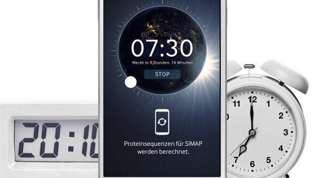 Ein Smartphone-Display zeigt eine Weckzeit von 07:30 Uhr, umgeben von einer Digitaluhr und einem Wecker.