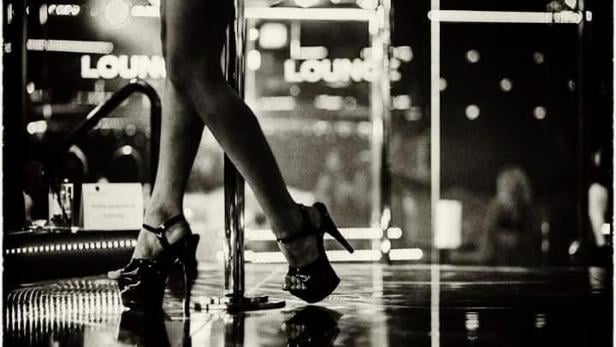 Beine einer Frau mit High Heels an einer Stange im „Maxim Wien“.