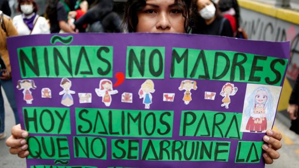 &quot;Mädchen sind keine Mütter&quot;, heißt es auf dem Protest-Plakat