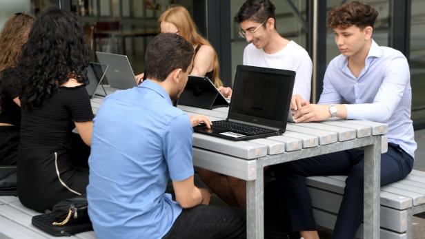 "START FÜR DIE LAPTOP- UND TABLETKLASSEN": SCHÜLER