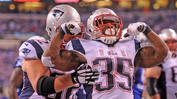 Zwei Footballspieler der New England Patriots feiern einen Sieg.
