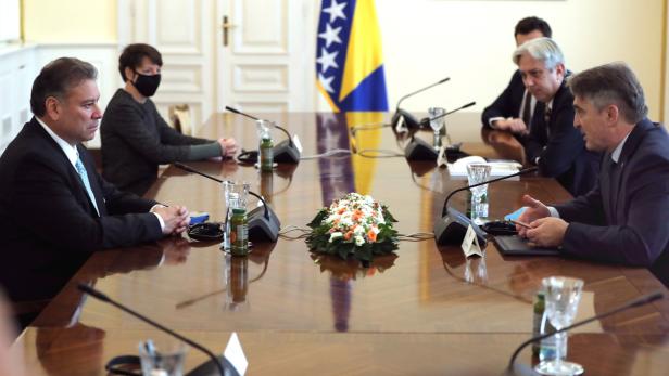 Gabriel Escobar (li.) im Gespräch mit dem kroatischen Mitglied des bosnischen Staatspräsidiums, Željko Komšić.