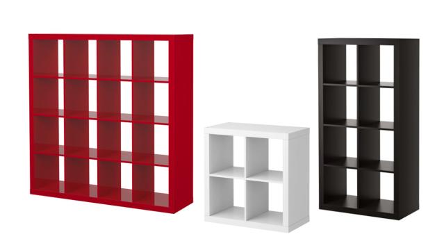 Drei Regale in den Farben Rot, Weiß und Schwarz stehen nebeneinander.
