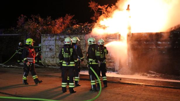 Laxenburg: 35 Kubikmeter Recyclingmaterial standen in Flammen