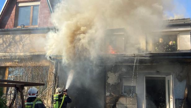 Großeinsatz in der Donaustadt: Einfamilienhaus unter Flammen