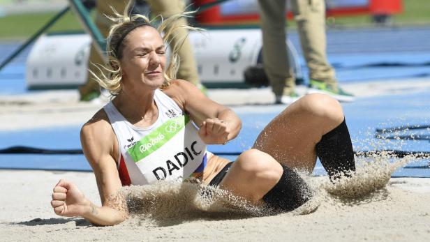 Ivona Dadic landet beim Weitsprung in der Sandgrube.