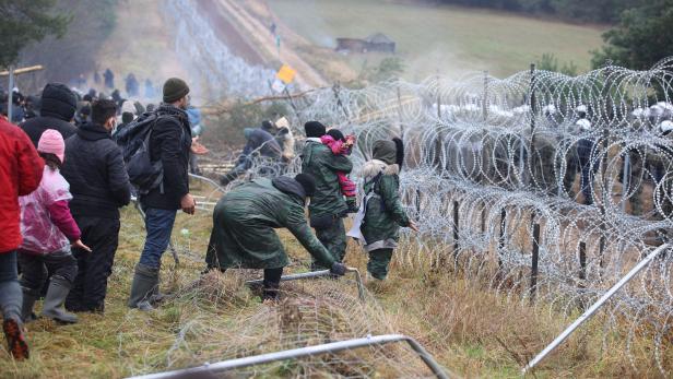 Migranten auf der weißrussischen Seite des Grenzzauns