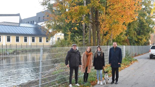 Stadtgärtner Robert Wotapek, Carina Wenda von der Stadtplanung, Michelle Bachel mit Maggy und Bürgermeister Matthias Stadler (SPÖ) besichtigten das Areal nahe dem Mühlbach, wo die neue Hundezone entstehen soll.