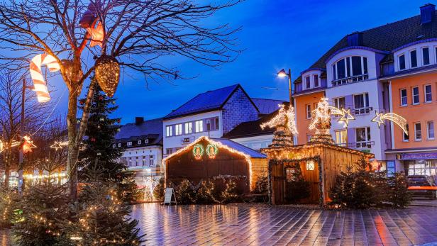 Eingezäunt und streng kontrolliert wird das Weihnachtsdorf mitten in der Stadt nächste Woche eröffnet