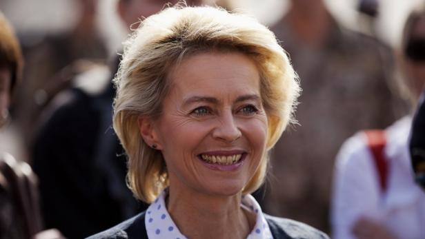 Ursula von der Leyen lächelt in die Kamera.