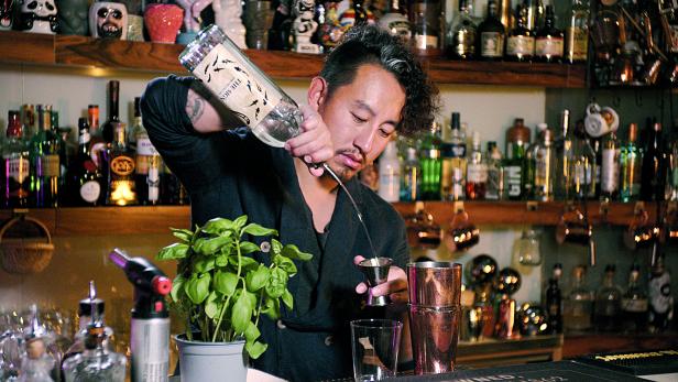 Von der Seidenstraße nach Wien: Wie Barkeeper Kan Zuo Aromen jagt