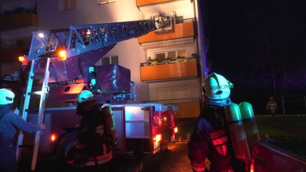Mithilfe einer Drehleiter konnten Feuerwehrleute das Geschehen in einer Wohnung im zweiten Stock erkunden