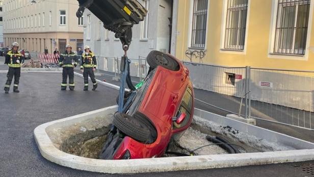 Auto musste mit Kran aus Baugrube in Wien gehoben werden