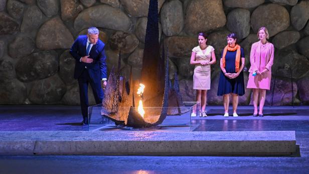 Innenminister Karl Nehammer bei Kranzniederlegung im Holocaust-Memorial Yad Vashem in Jerusalem