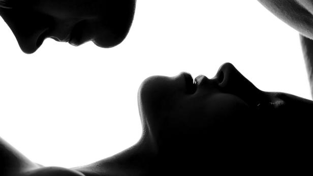 Schwarz-Weiß-Silhouette von zwei sich liebenden Menschen.