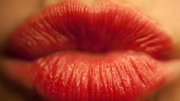 ARCHIV - Eine junge Frau formt am 10.02.2011 in Köln einen Kussmund mit ihren Lippen. Am 06.07.2013 ist der «Tag des Kusses». Foto: Rolf Vennenbernd/dpa (zu dpa-KORR «Kiss, kiss, kiss: Eine Kuss-ologie» vom 05.07.2013) +++(c) dpa - Bildfunk+++