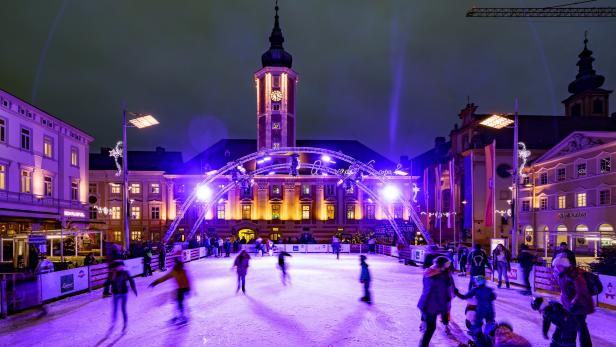 Wie der St. Pöltner Rathausplatz zum Eislaufplatz wird