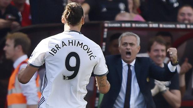 Zlatan Ibrahimović mit der Nummer 9 und Trainer José Mourinho jubeln.