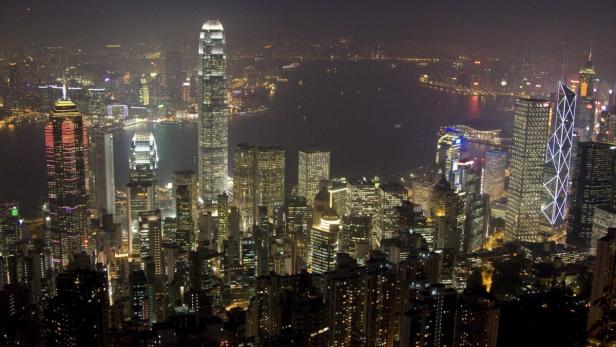 epa01172076 The skyline of the central district of Hong Kong, China climbs ever higher as the local economy continues to show robust growth 13 November 2007. Despite recent jitters in the stock market and property sector the Special Administrative Region of China remains on track for GDP growth of 5.0 to 5.5 percent, impressive but only half that expected for the mainland. EPA/ADRIAN BRADSHAW