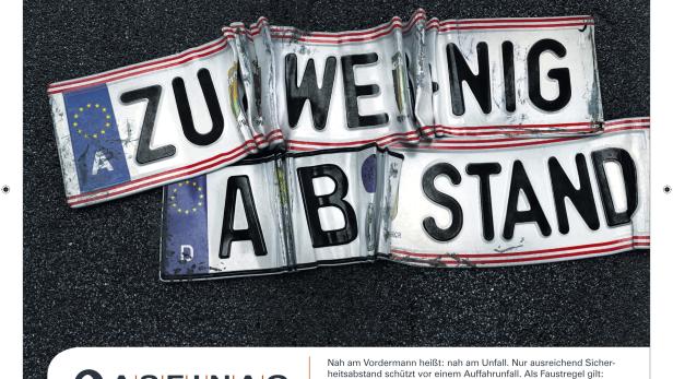 Verformte Nummernschilder formen die Worte „Zu wenig Abstand“.