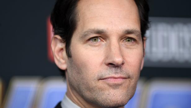 Porträt von Paul Rudd auf einem roten Teppich.
