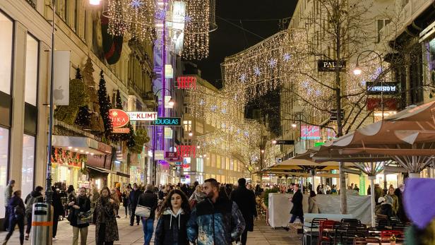 In Wiens Straßen leuchten wieder die Weihnachtslichter