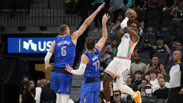 NBA: Dallas Mavericks at San Antonio Spurs NBA: Dallas Mavericks at San Antonio Spurs