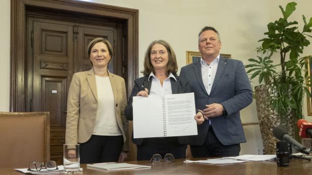 Elke Kahr (Mitte), die künftige KPÖ-Bürgermeisterin von Graz, mit ihren Koalitionspartnern Judith Schwentner (Grüne) und Michael Ehmann (SPÖ)