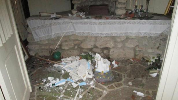 Auch der Altar der kleinen Kapelle wurde völlig verwüstet.