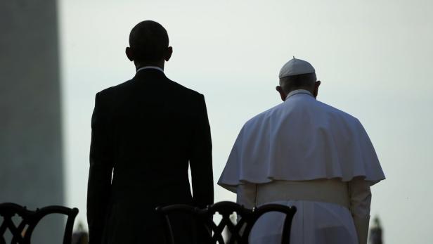 Barack Obama und Papst Franziskus von hinten gesehen.