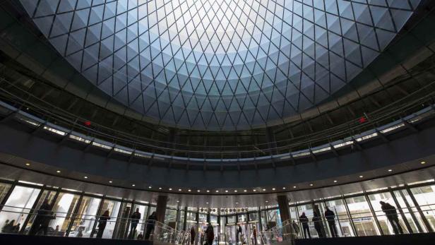 Blick auf die gläserne Kuppel des Winter Garden Atrium in New York.