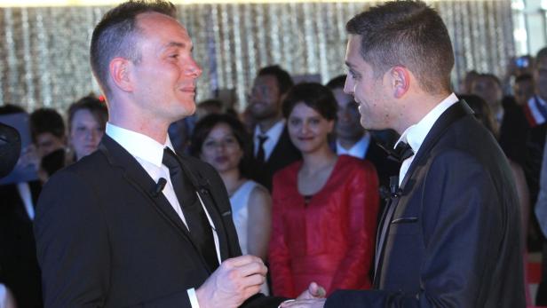 epa03722854 Vincent Autin (L) and his partner Bruno Boileau during their marriage in Montpellier, southern France, 29 May 2013. France&#039;s first gay marriage was sealed 29 May in the southern city of Montpellier, where Vincent Autin and Bruno Boileau became the first same-sex couple to say &#039;I do.&#039; Autin, 40, and Boileau, 30, were married by Montpellier&#039;s Socialist mayor, three days after the last of massive, increasingly violent protests over a gay marriage and adoption bill that became law 28 May. EPA/GUILLAUME HORCAJUELO
