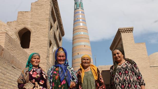 Die freundlichen Menschen in ihrer bunten Tracht sind ein Highlight in Usbekistan