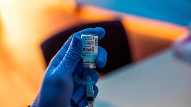 Die Zahl der Impfdurchbrüche steigt seit einigen Wochen, auf 1.000 vollständig Geimpfte kommen dennoch nur rund neun Personen mit einem Impfdurchbruch.