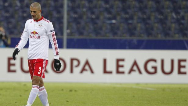 Ein Fußballspieler im Trikot von Red Bull während eines Europa League Spiels.