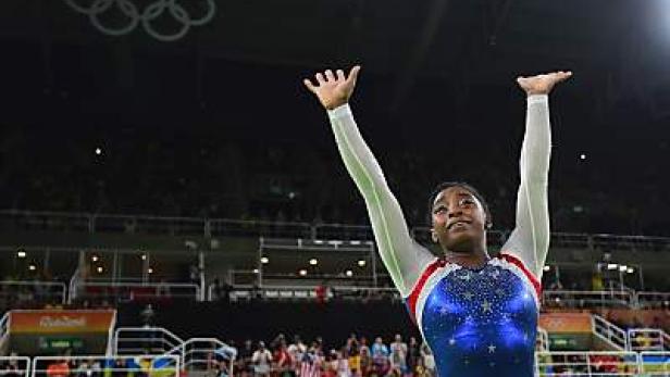 Simone Biles jubelt bei den Olympischen Spielen.