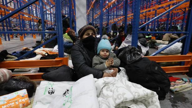 Eine Lagerhalle für Flüchtlinge an der polnischen Grenze