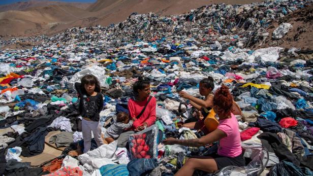 Riesendeponie in Wüste: Wo Kleiderspenden im Müll landen