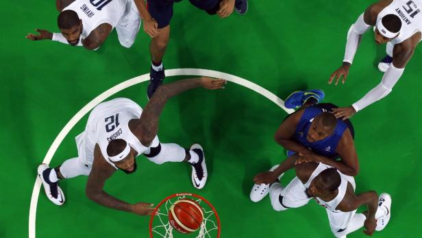 Basketballspieler während eines Spiels, von oben aufgenommen.