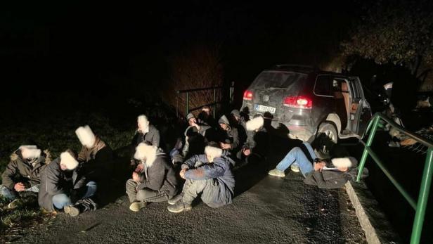 Schlepper raste mit 14 Flüchtlingen gegen Brückengeländer