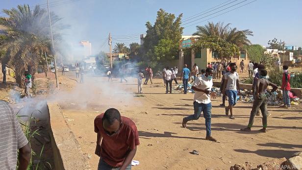 Demonstranten fliehen vor Tränengas und scharfer Munition im Sudan