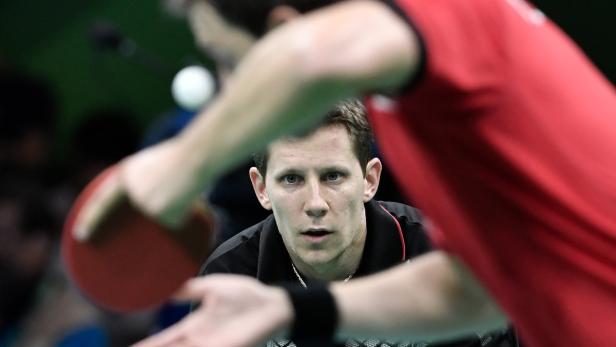 Ein Tischtennisspieler konzentriert sich auf den Ball während eines Spiels.