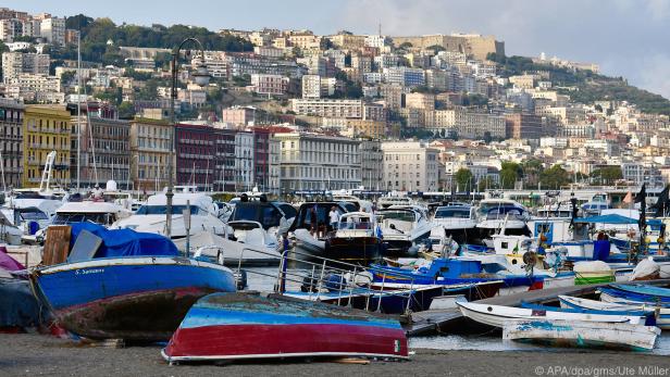 Zahlreiche Boote liegen vor Anker: Blick auf die Seepromenade von Neapel