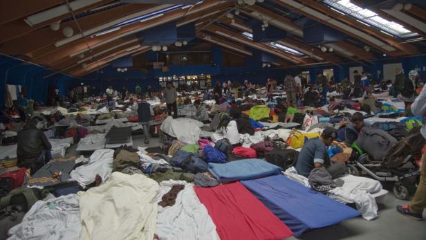 In der Schwarzl-Halle bei Graz wurden bisher durchreisende Migranten kurzzeitig versorgt. Am Mittwoch gab es Diskussionen, ob daraus ein Dauerquartier werden soll.