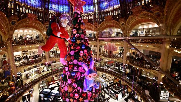 Ein geschmückter Weihnachtsbaum im Kaufhaus Galeries Lafayette in Paris.