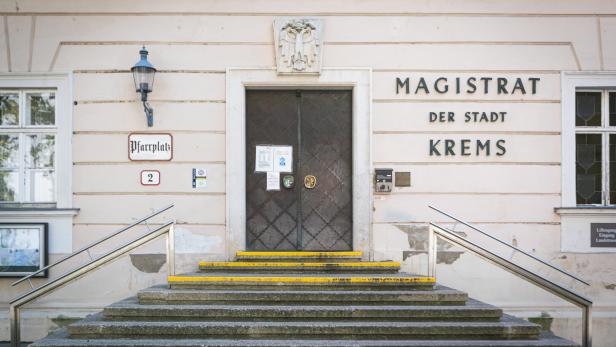 Eingang des Magistrats der Stadt Krems mit Treppe, Geländern und beschrifteter Tür am Pfarrplatz 2.