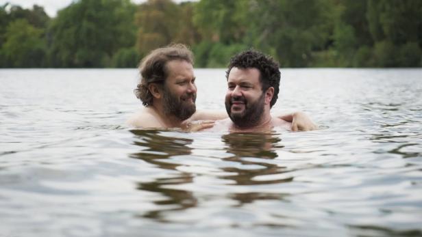 Zwei im See: Christian Ulmen unterwegs mit Polak (re.)